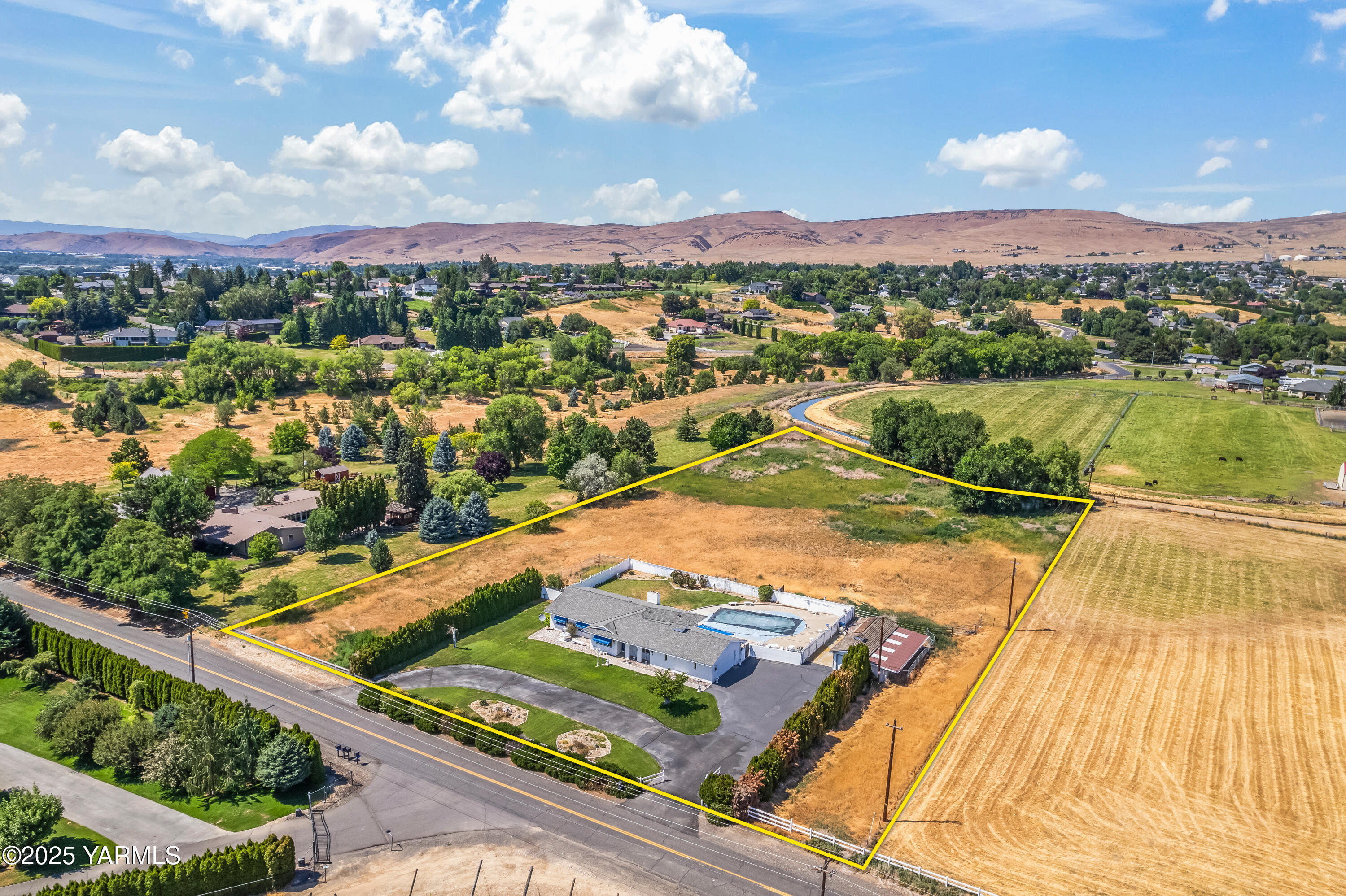 5503 Norman Road Yakima, WA 98901 - Photo 27 of 35 a view of a lake with a city