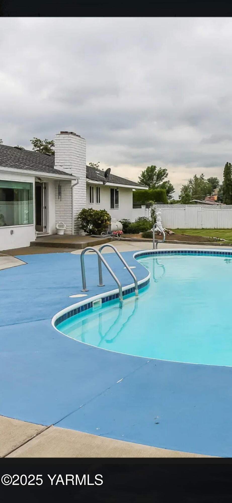 5503 Norman Road Yakima, WA 98901 - Photo 35 of 35 a view of a swimming pool with lawn chairs and large trees