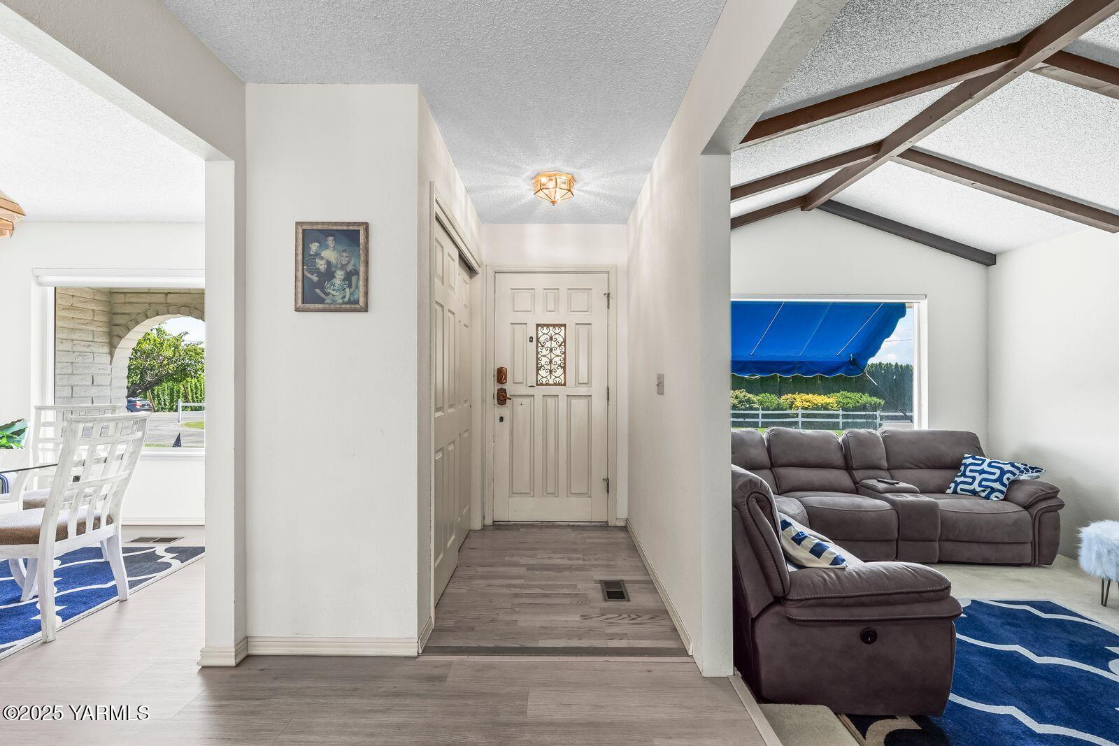 5503 Norman Road Yakima, WA 98901 - Photo 7 of 35 a living room with furniture and a window
