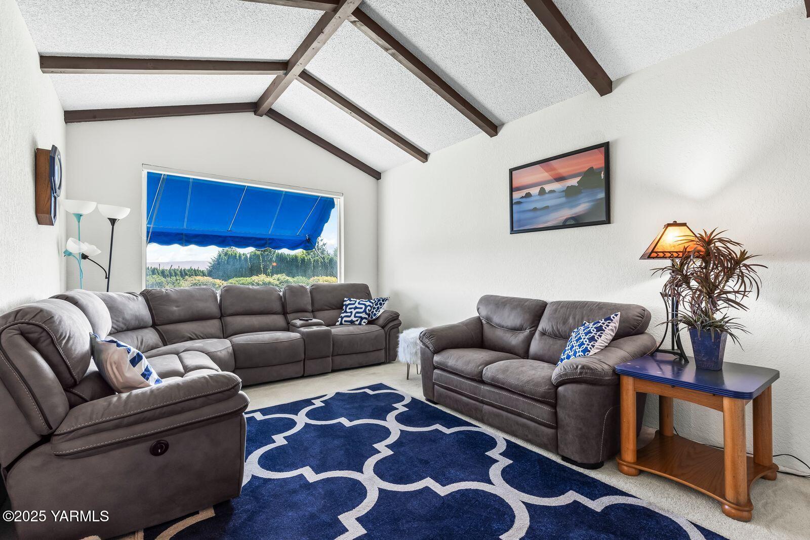 5503 Norman Road Yakima, WA 98901 - Photo 9 of 35 a living room with furniture and a rug