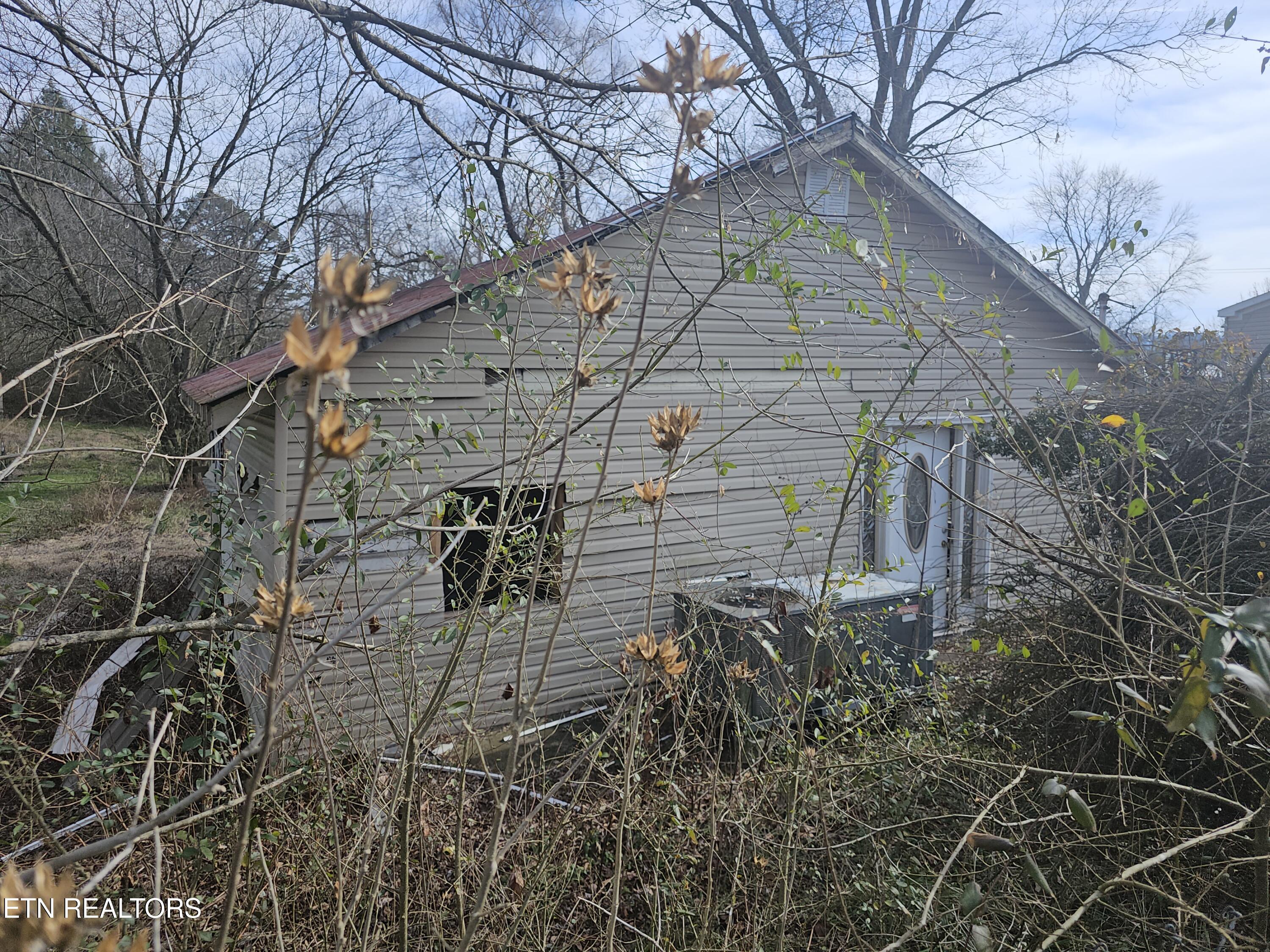 118 Polly Hollow Right Road Middlesboro, KY 40965 - Photo 4 of 5 20260102_124206