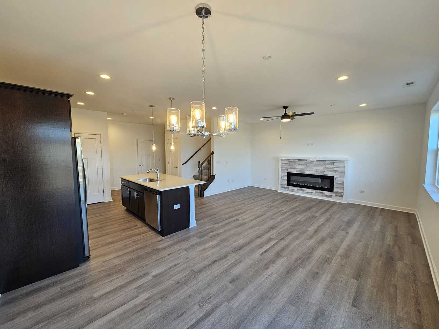 334 Masters Drive Addison, IL 60101 - Photo 3 of 25