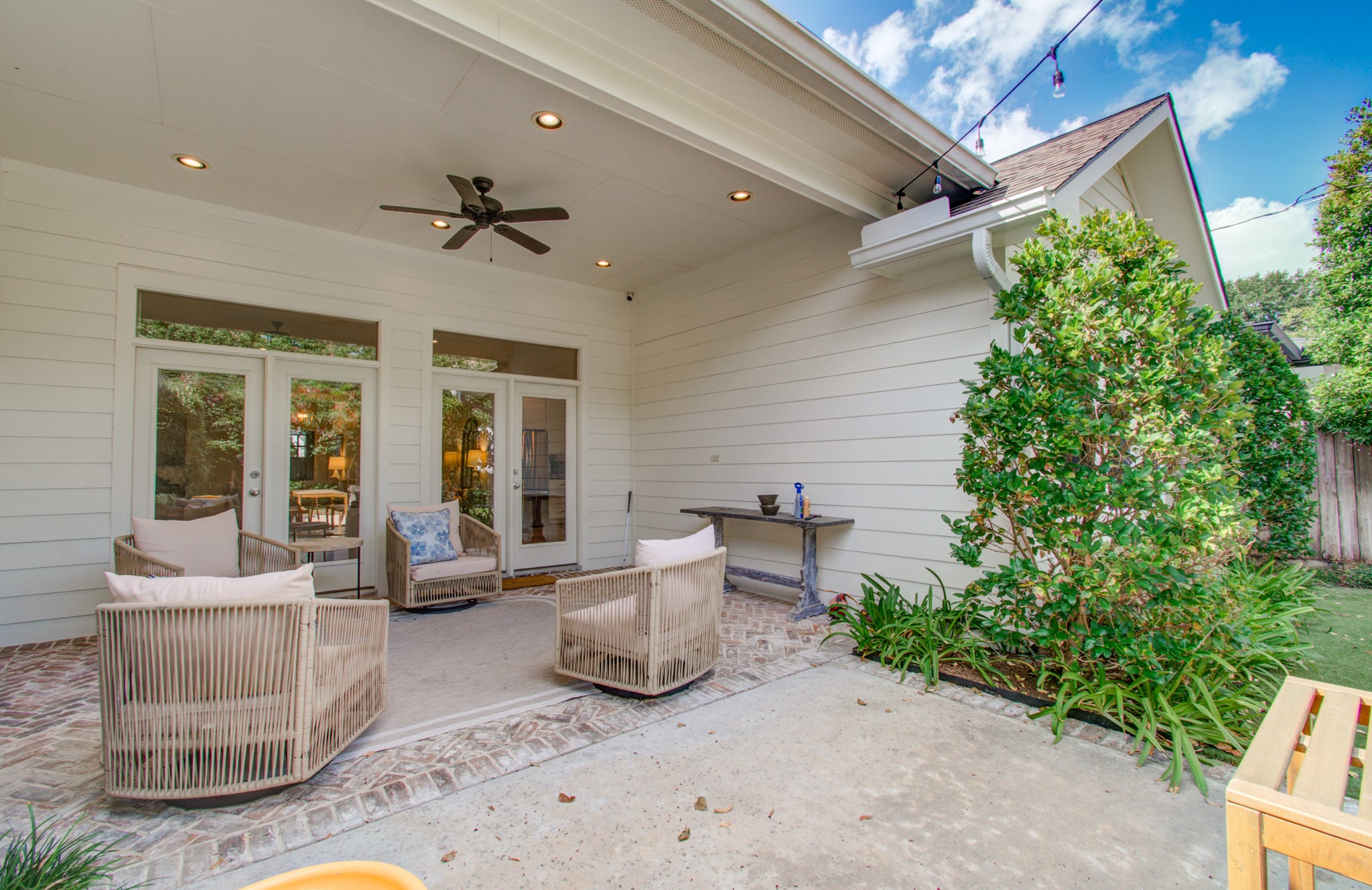 1722 Chippendale Road Houston, TX 77018 - Photo 30 of 41 Charming covered patio with comfortable seating and ceiling fan, perfect for outdoor relaxation and entertaining.