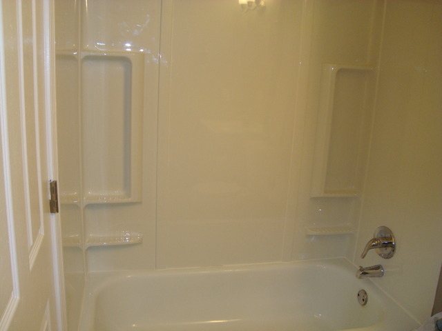151 Heathgate Road Montgomery, IL 60538 - Photo 19 of 23 a bathroom with a bathtub