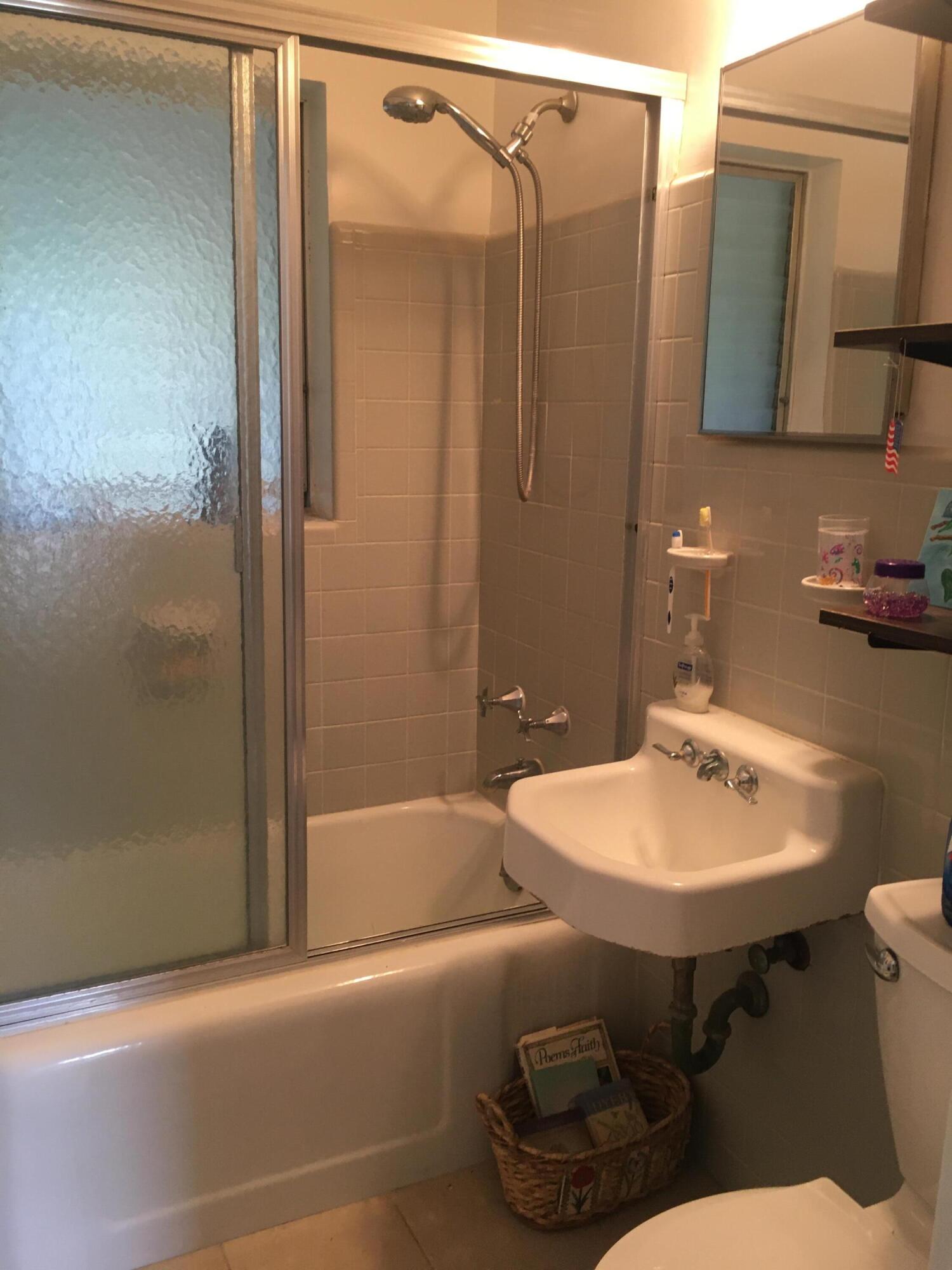 325 Inlet Way Palm Beach Shores, FL 33404 - Photo 28 of 30 guest bath