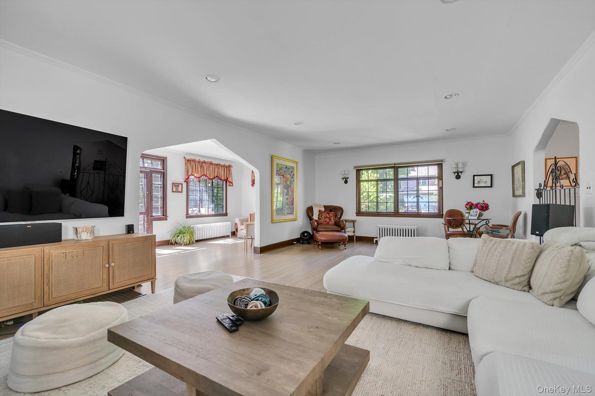 68 Beverly Road Great Neck, NY 11021 - Photo 4 of 39