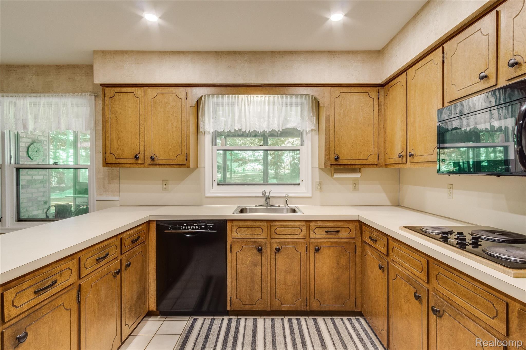 6404 Kings Pointe Road Grand Blanc, MI 48439 - Photo 7 of 38 Interiors (9 of 39).jpg
