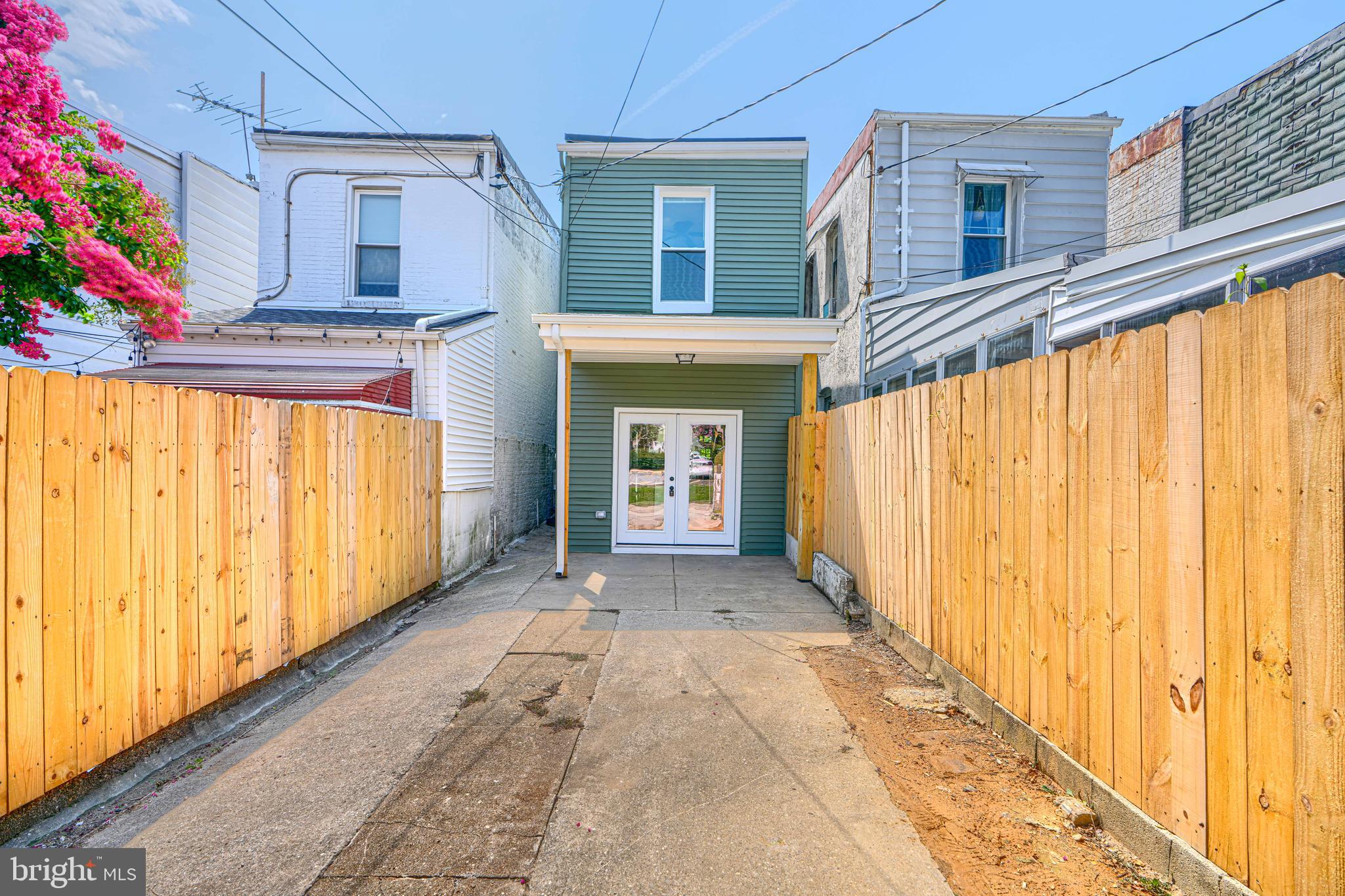 3523 Roland Avenue Baltimore, MD 21211 - Photo 39 of 43 Privacy and parking