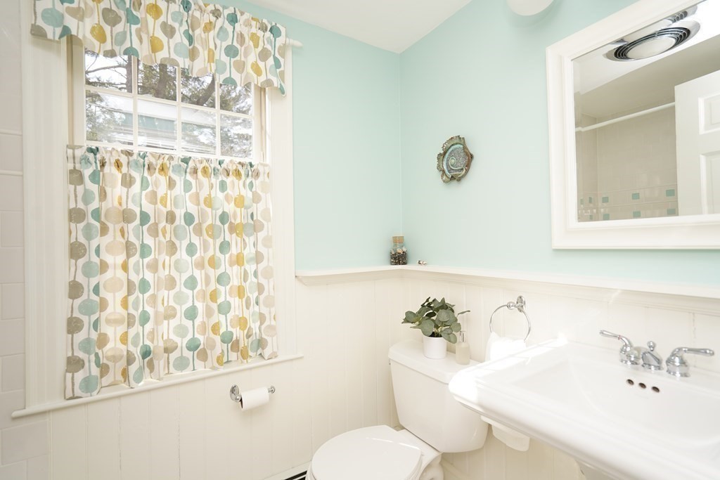 192 Berwick Road Attleboro, MA 02703 - Photo 23 of 42 a bathroom with a sink a toilet and a bathtub