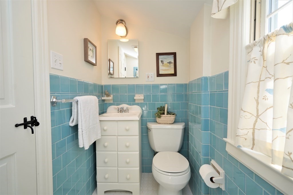192 Berwick Road Attleboro, MA 02703 - Photo 32 of 42 a bathroom with a toilet sink and mirror