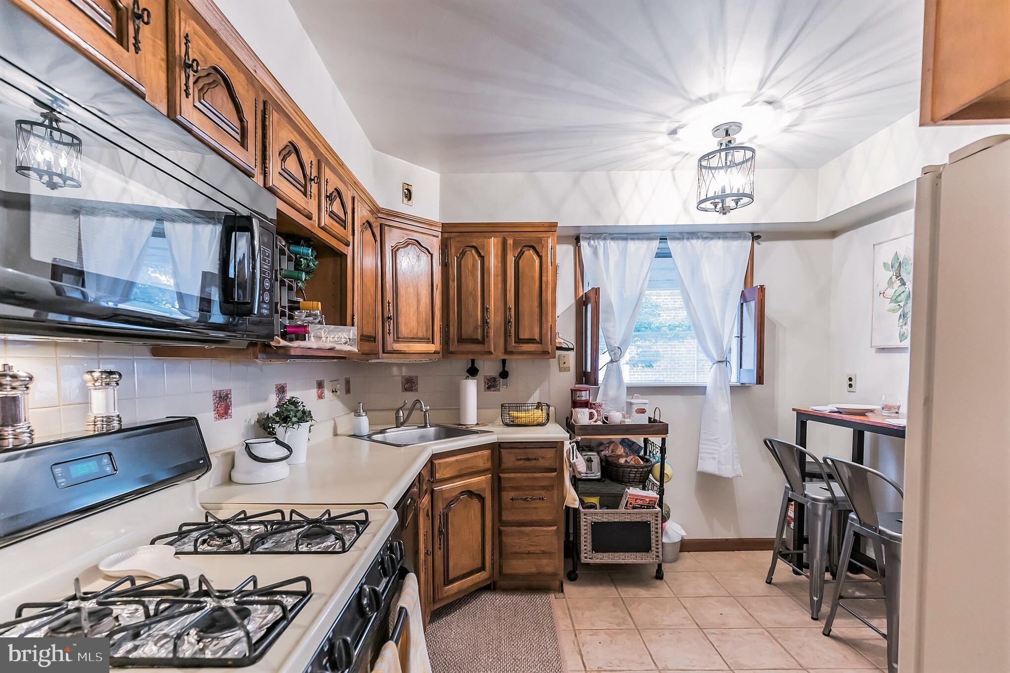 8949 Dewees Street Philadelphia, PA 19152 - Photo 9 of 23 Gallery Image 9