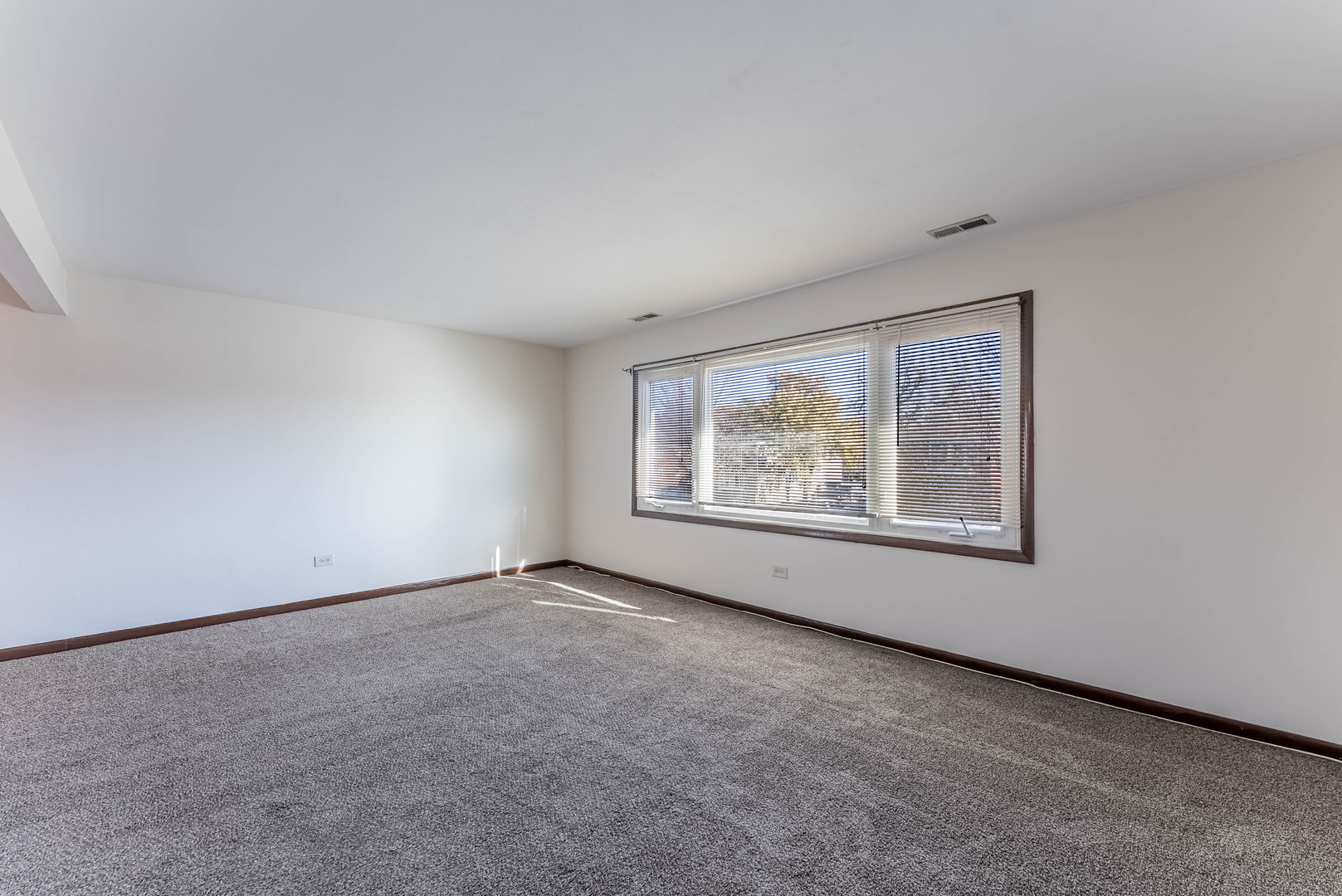 7560 Banks Street, Unit 2 Justice, IL 60458 - Photo 6 of 14 an empty room with windows