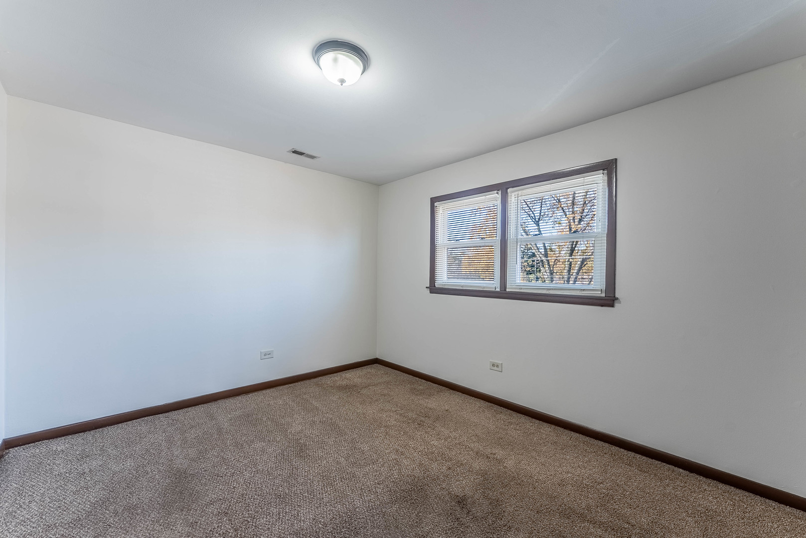 7560 Banks Street, Unit 2 Justice, IL 60458 - Photo 8 of 14 an empty room with a window