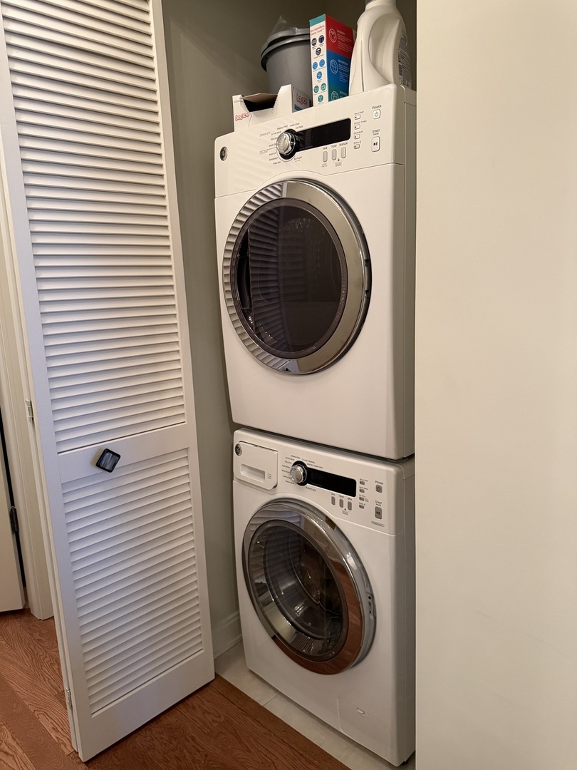 60 East Monroe Street, Unit 4906 Chicago, IL 60603 - Photo 11 of 14 a utility room with dryer and washer