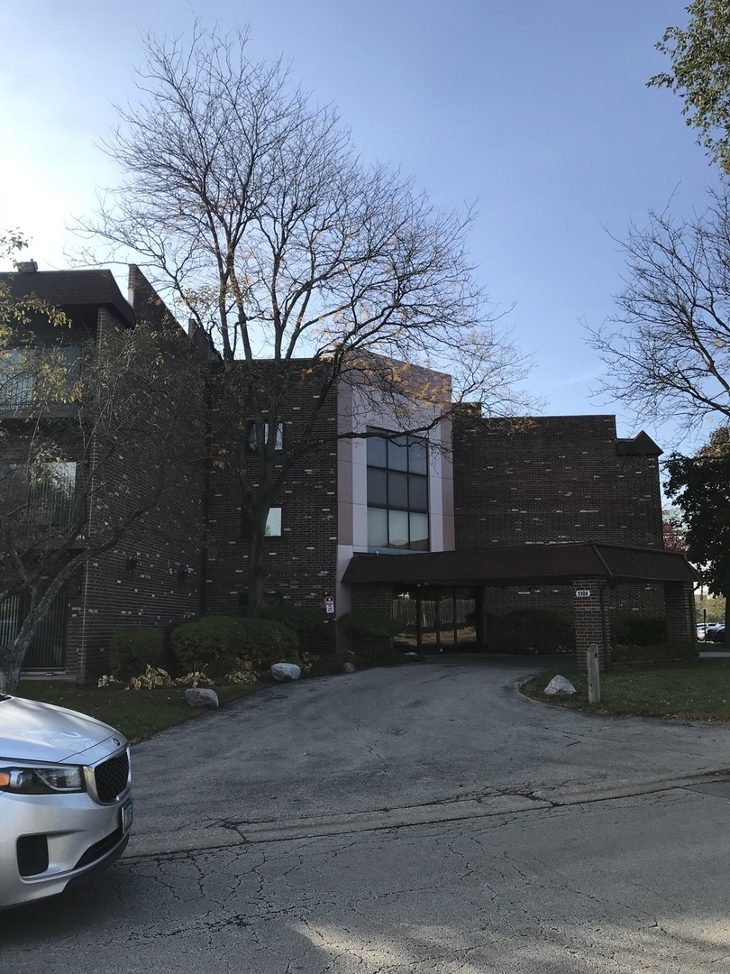 1104 Castilian Court, Unit 210 Glenview, IL 60025 - Photo 3 of 24