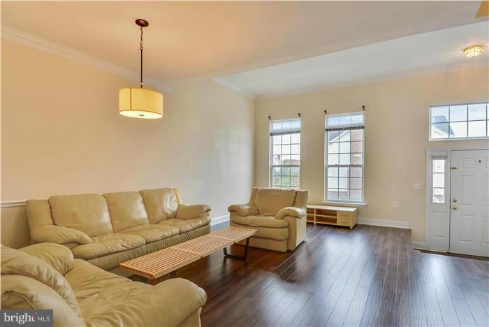 611 Springhouse Square Southeast Leesburg, VA 20175 - Photo 2 of 30 Living Room