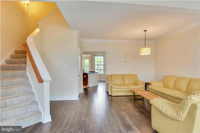 611 Springhouse Square Southeast Leesburg, VA 20175 - Photo 4 of 30 Living Room