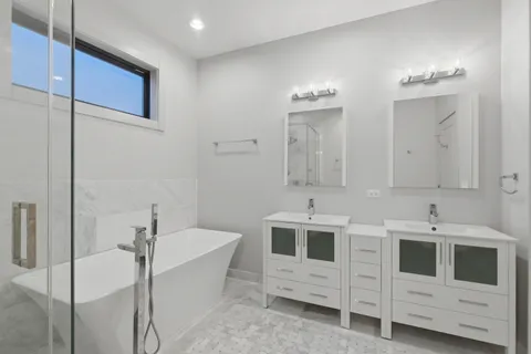 $3,300 | 4226 South Ellis Avenue, Unit 4S, Chicago, IL 60653