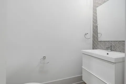 $3,300 | 4226 South Ellis Avenue, Unit 4S, Chicago, IL 60653