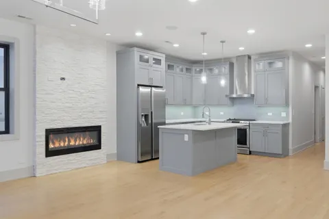 $3,300 | 4226 South Ellis Avenue, Unit 4S, Chicago, IL 60653