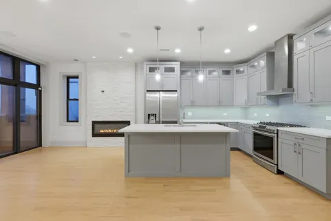 $3,300 | 4226 South Ellis Avenue, Unit 4S, Chicago, IL 60653