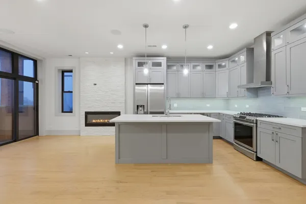 $3,300 | 4226 South Ellis Avenue, Unit 4S, Chicago, IL 60653
