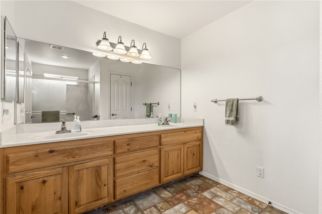 2205 East Cactus Wren Road Kingman, AZ 86409 - Photo 29 of 68 Master Bathroom