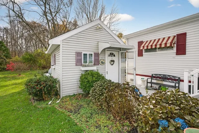 a view of a house with backyard