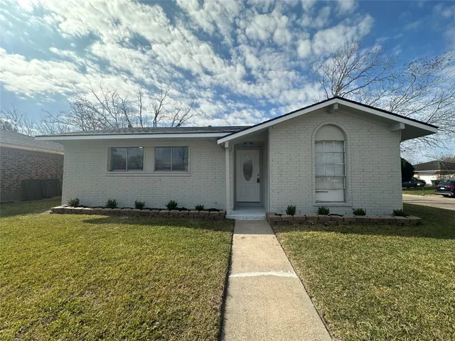 $1,800 | 4802 Hannas Reef Drive, Bacliff, TX 77518