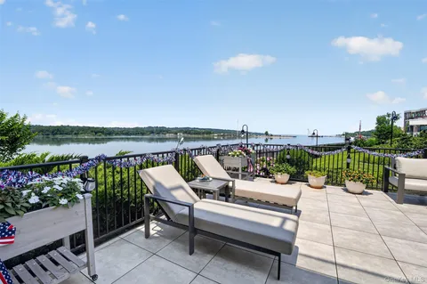 $2,695,000 | 10 Shore Road, Unit 101, Glenwood Landing, NY 11547