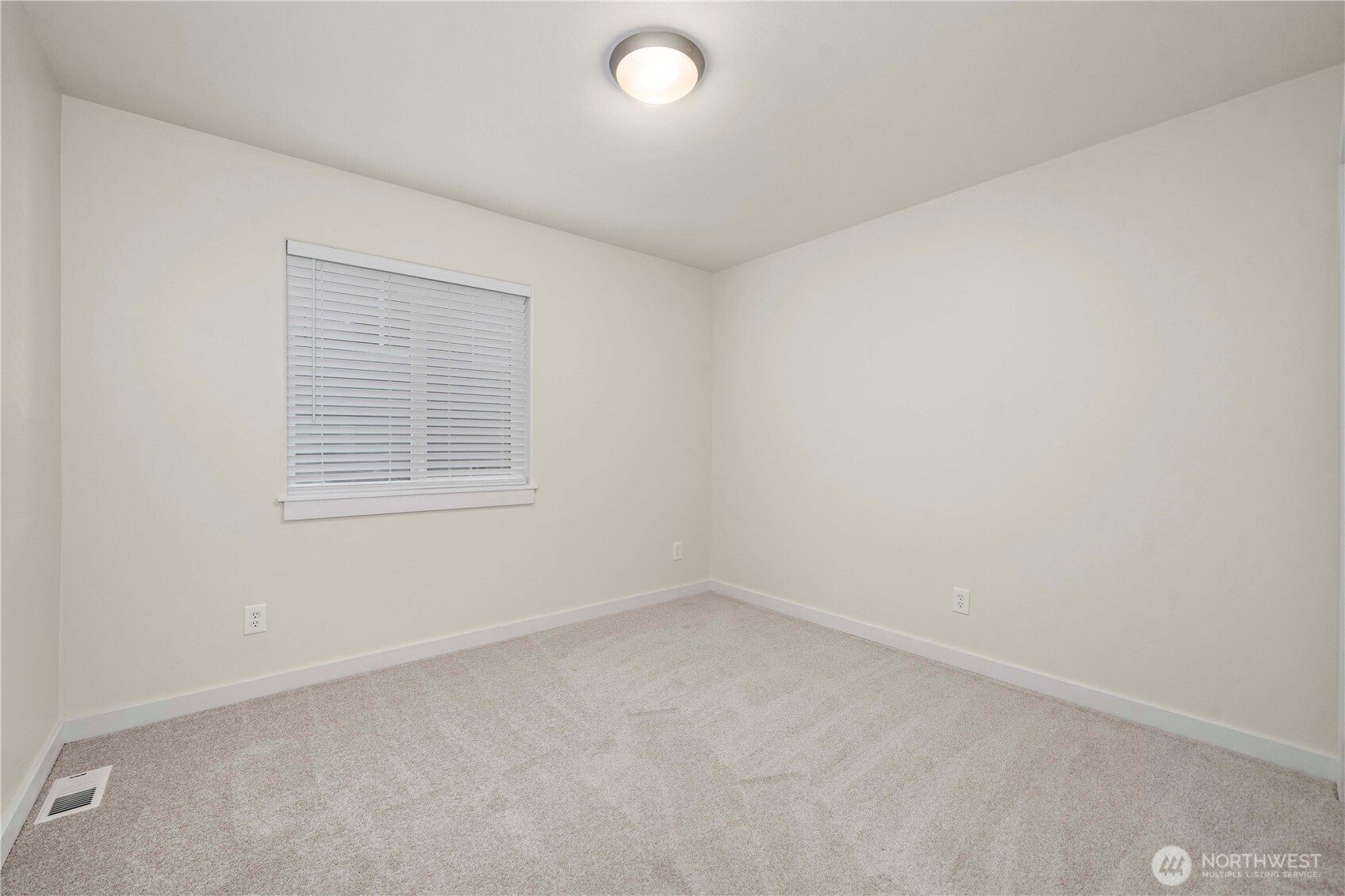 13827 Macadam Road South Tukwila, WA 98168 - Photo 20 of 29 an empty room with a window