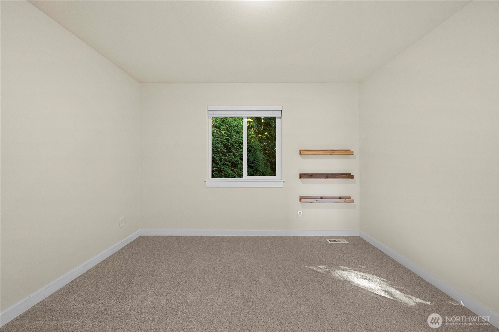 13827 Macadam Road South Tukwila, WA 98168 - Photo 22 of 29 an empty room with a window