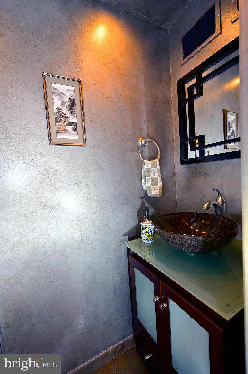 572 Cricket Lane Wayne, PA 19087 - Photo 21 of 37 a room with a small mirror and a table