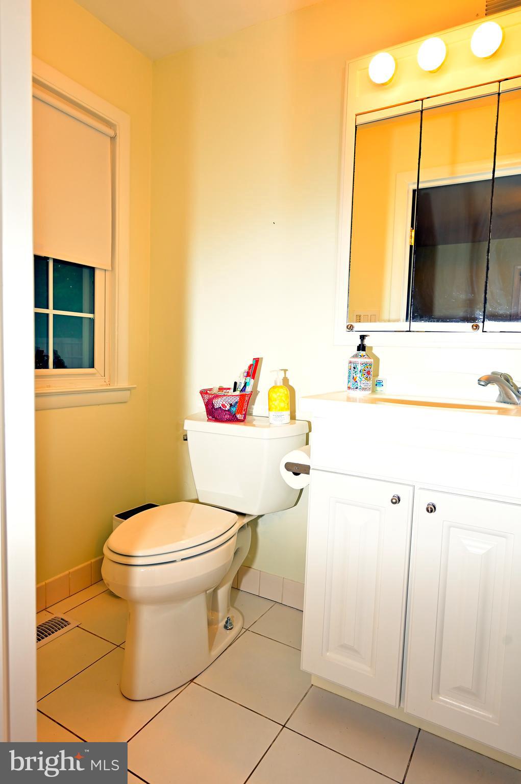 572 Cricket Lane Wayne, PA 19087 - Photo 23 of 37 a bathroom with a sink toilet and mirror