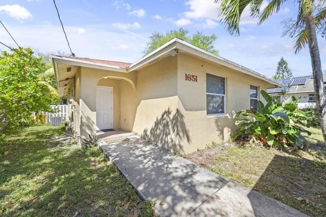 $3,000 | 1651 Suwanee Drive, West Palm Beach, FL 33409