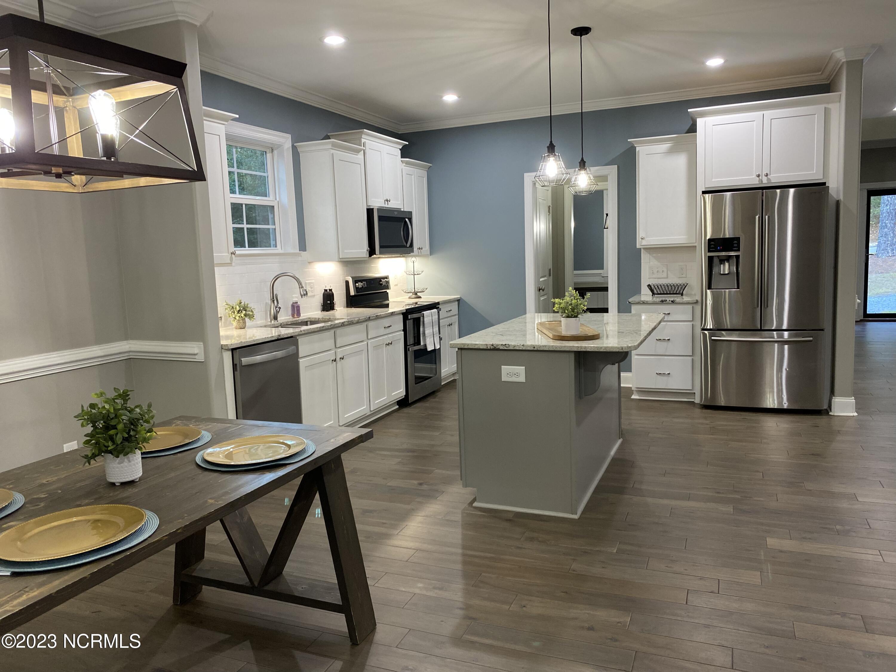 547 Longleaf Drive West End, NC 27376 - Photo 7 of 62 Kitchen:Din