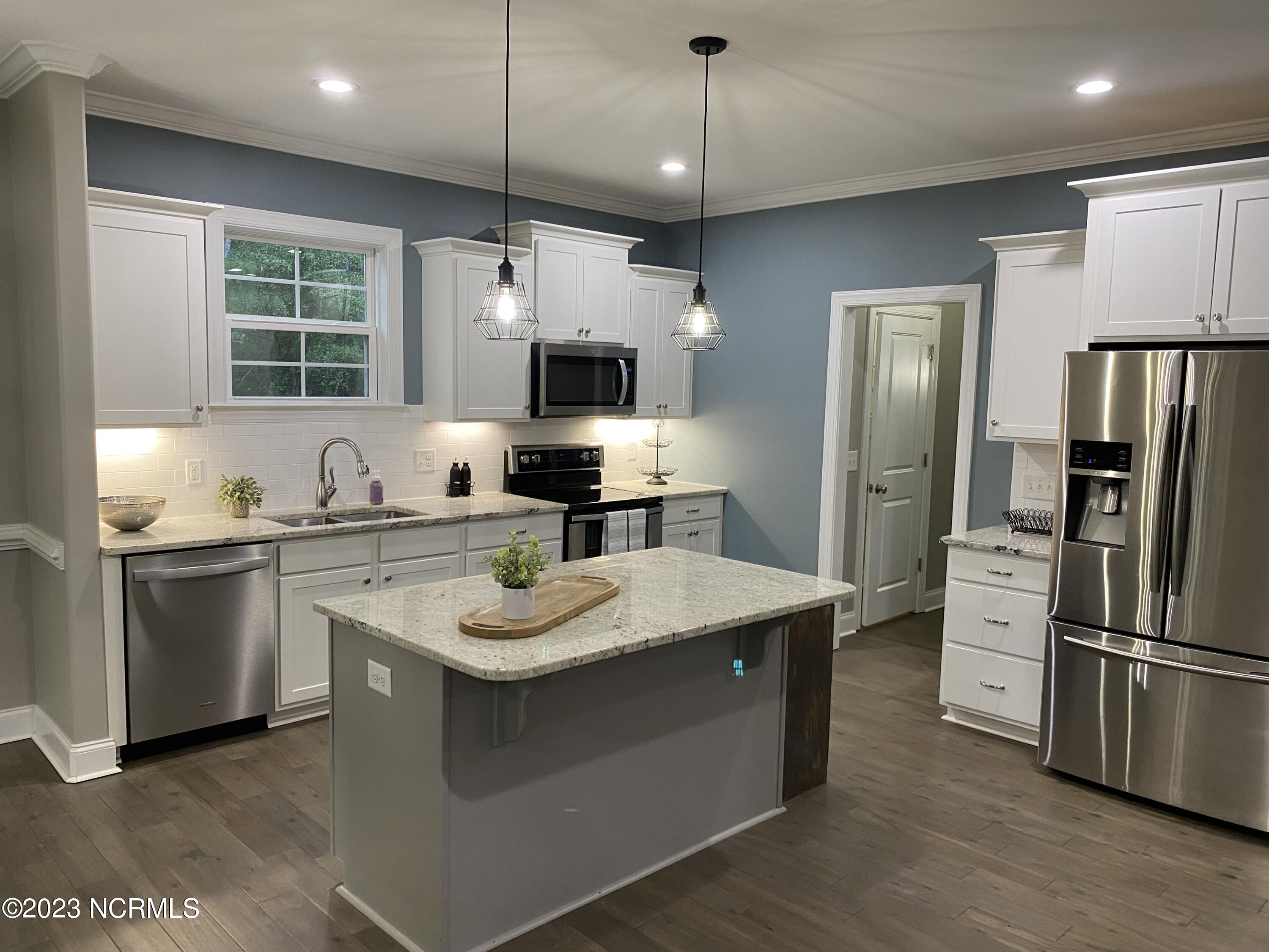 547 Longleaf Drive West End, NC 27376 - Photo 8 of 62 Longleaf Kitchen
