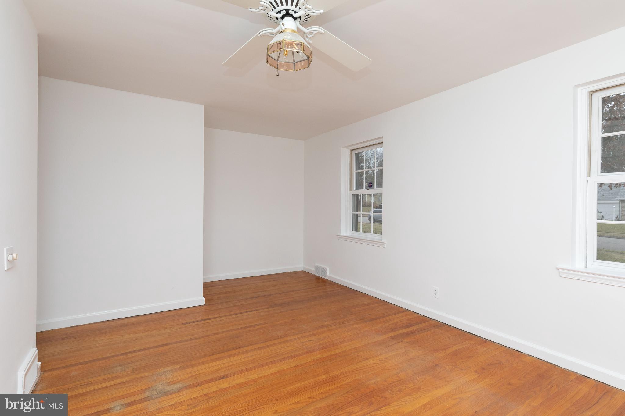 615 Arlingham Road Flourtown, PA 19031 - Photo 20 of 25 an empty room with a window