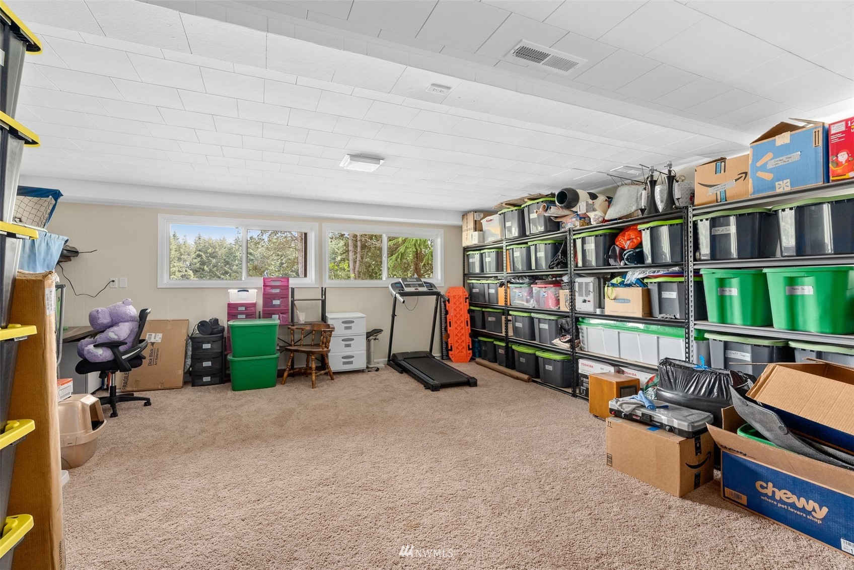 605 West Forest Napavine Road Chehalis, WA 98532 - Photo 23 of 34 a room with furniture toys and a book shelf
