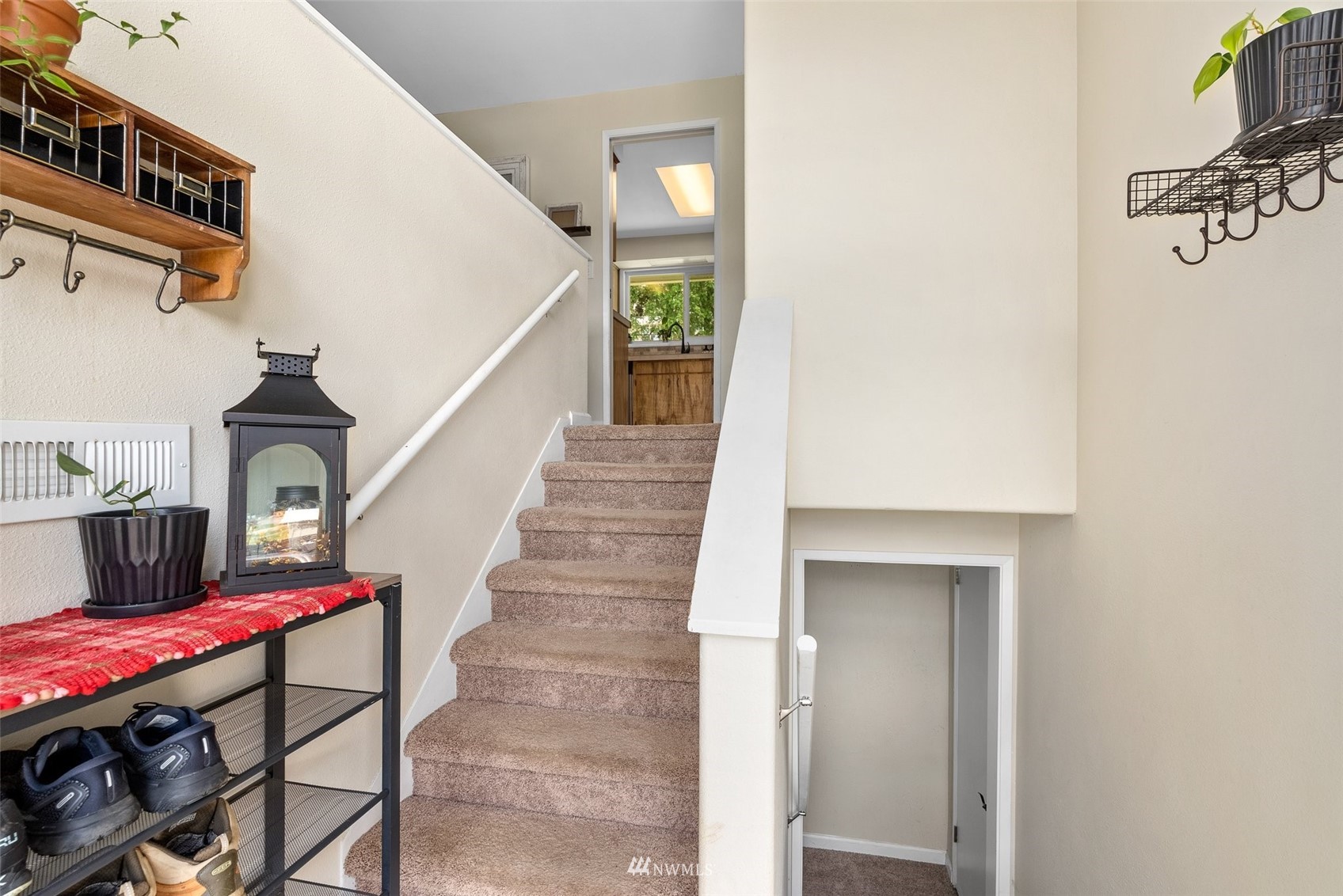 605 West Forest Napavine Road Chehalis, WA 98532 - Photo 6 of 34 a view of entryway and hall