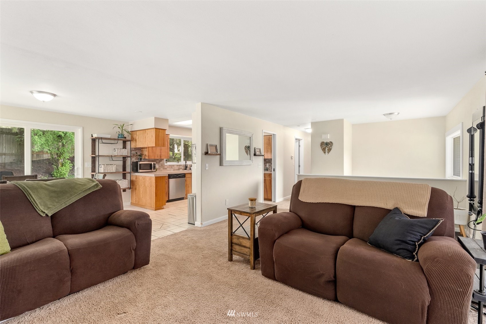 605 West Forest Napavine Road Chehalis, WA 98532 - Photo 9 of 34 a living room with furniture and kitchen view