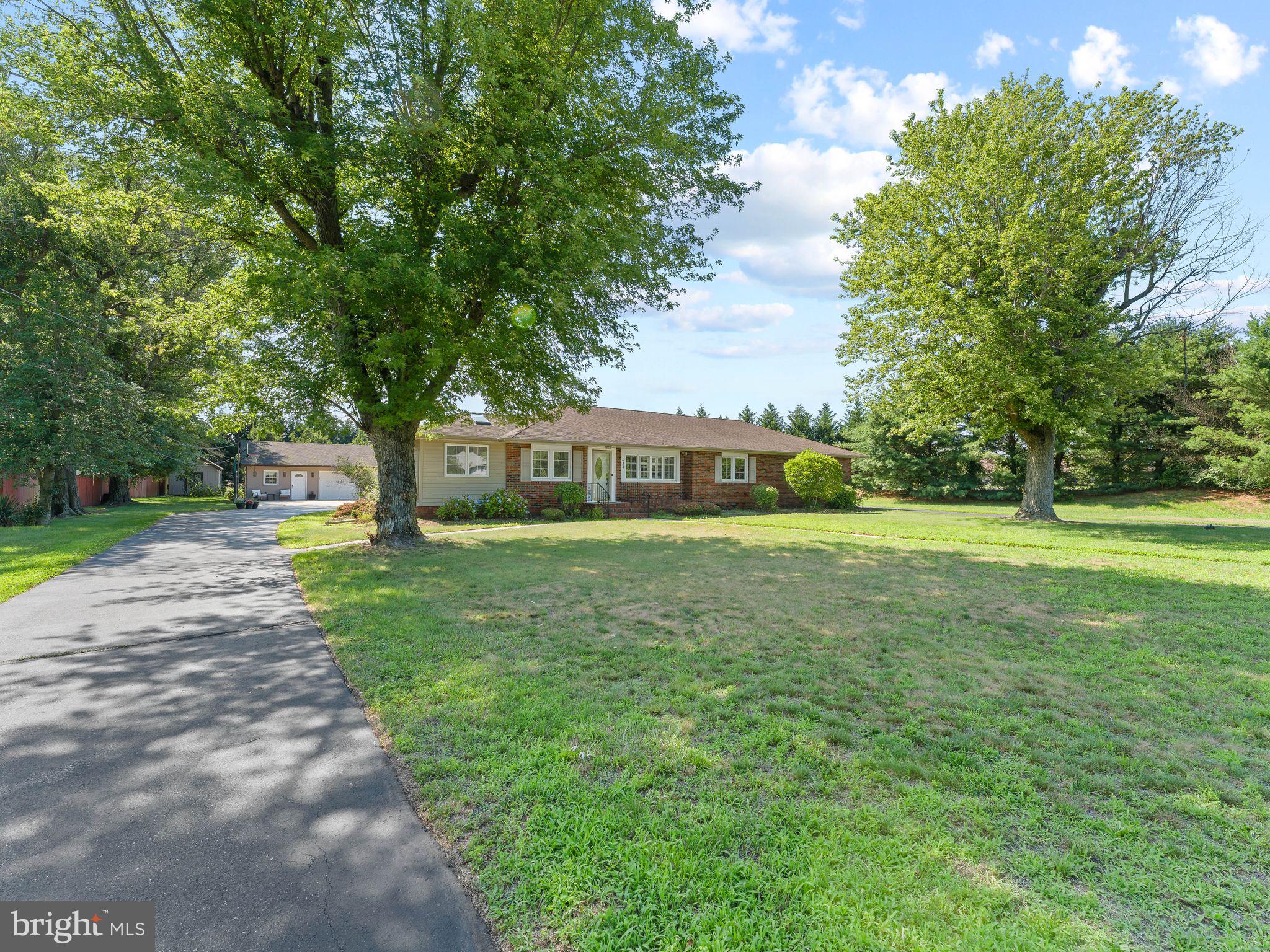 634 Union Road Vineland, NJ 08360 - Photo 2 of 35 Front yard with u-shaped driveway