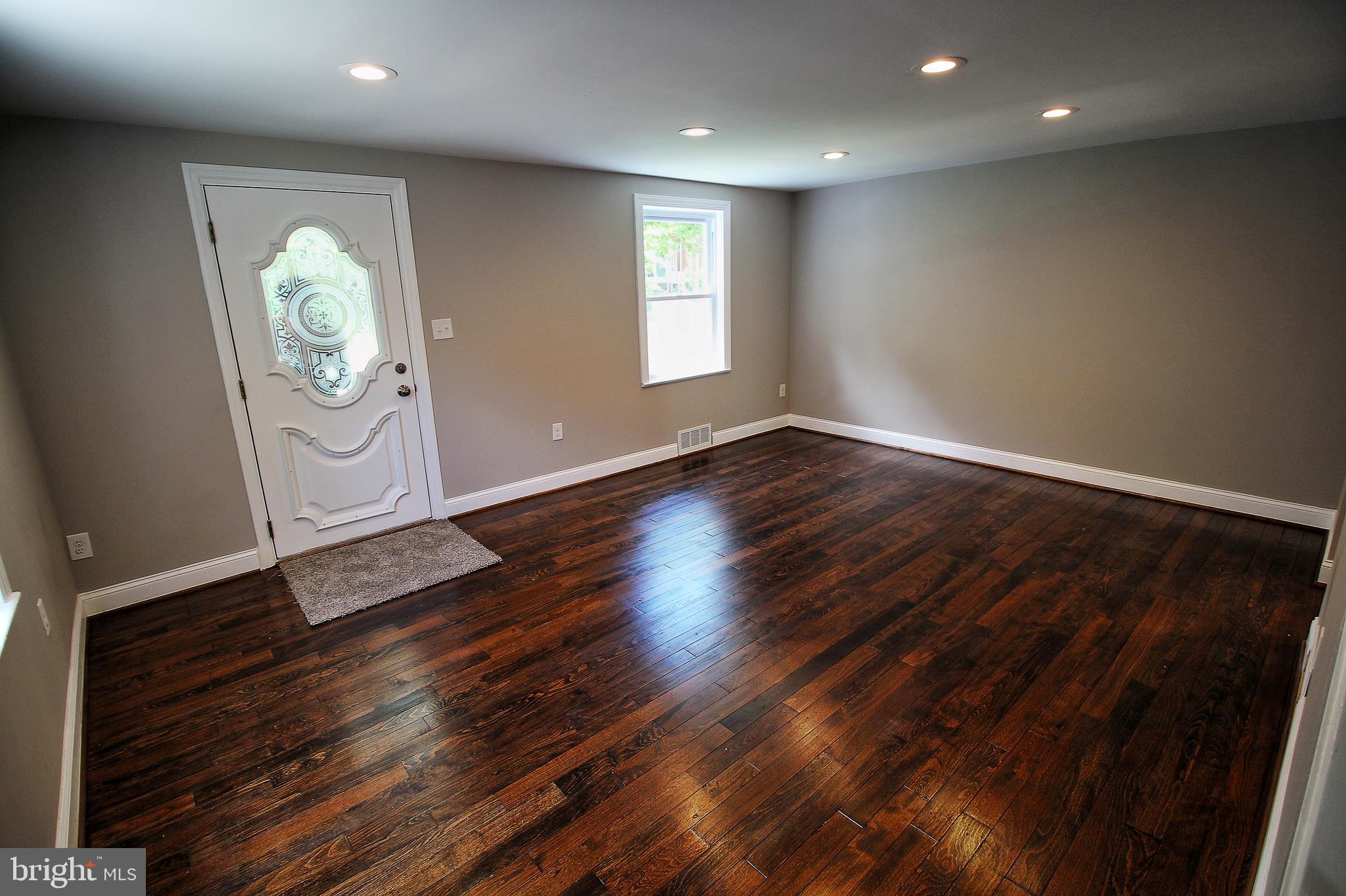 5105 Sunset Road Baltimore, MD 21215 - Photo 5 of 16 Family room