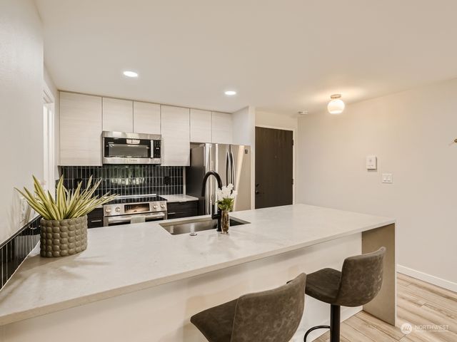 $405,000 | 14450 Northeast 31st Street, Unit J208, Bellevue, WA 98007