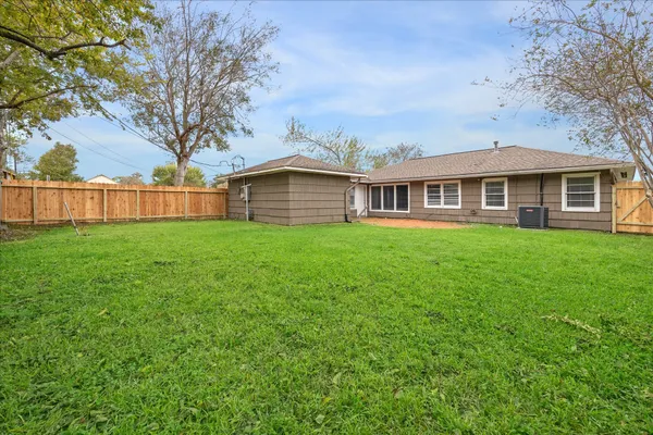 $2,250 | 5237 Maple Street, Bellaire, TX 77401