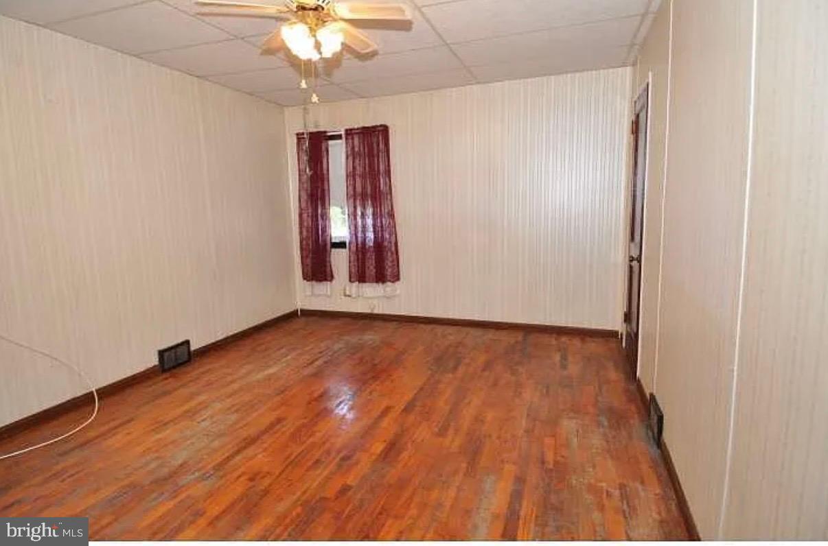 2091 Old York Road Burlington, NJ 08016 - Photo 8 of 20 Spacious room with classic charm.