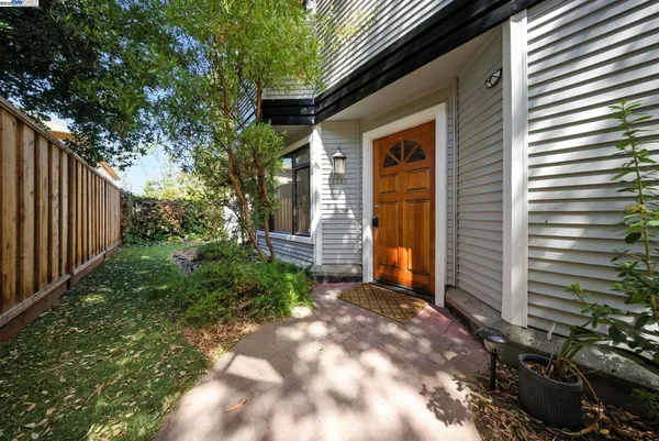 a view of a house with backyard and garden