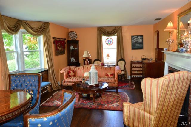 961 Oplinger Road Allentown, PA 18106 - Photo 6 of 37 Living Room