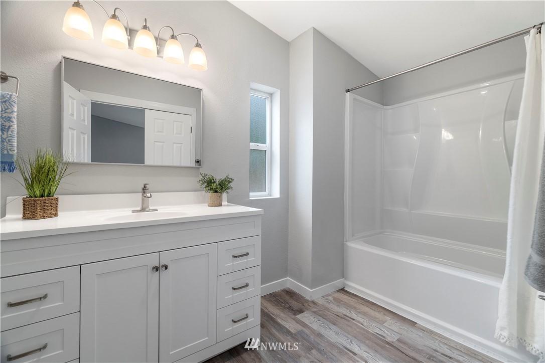 259 Sommerville Road Chehalis, WA 98532 - Photo 17 of 25 a bathroom with a bathtub shower sink and mirror