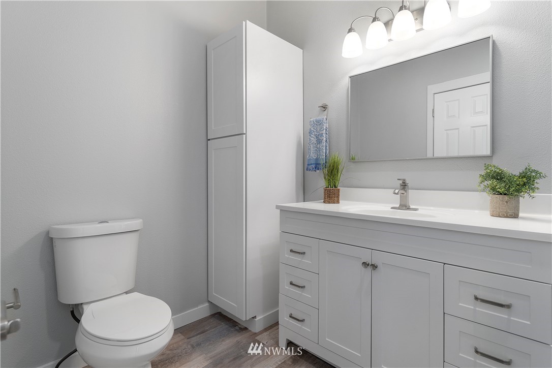 259 Sommerville Road Chehalis, WA 98532 - Photo 18 of 25 a bathroom with a toilet a sink a vanity and mirror